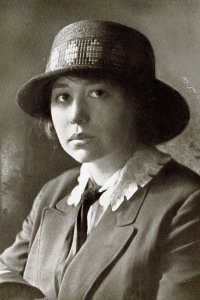 Zoë Akins